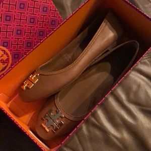 TORY BURCH SHOES W/box